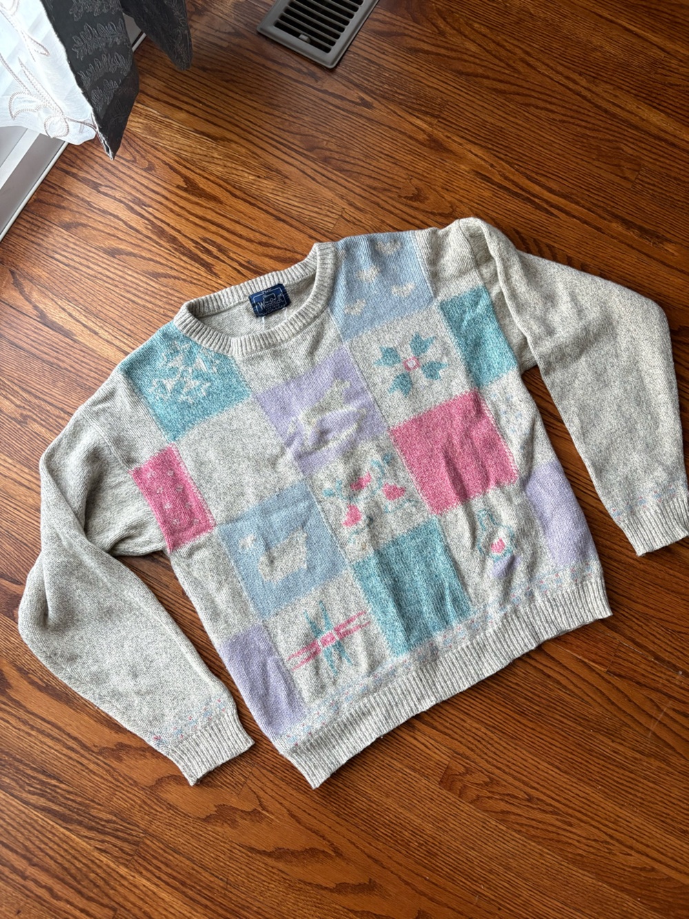 Vintage-Inspired Patchwork Pattern Crewneck Sweater - Gray with Pastel Accents